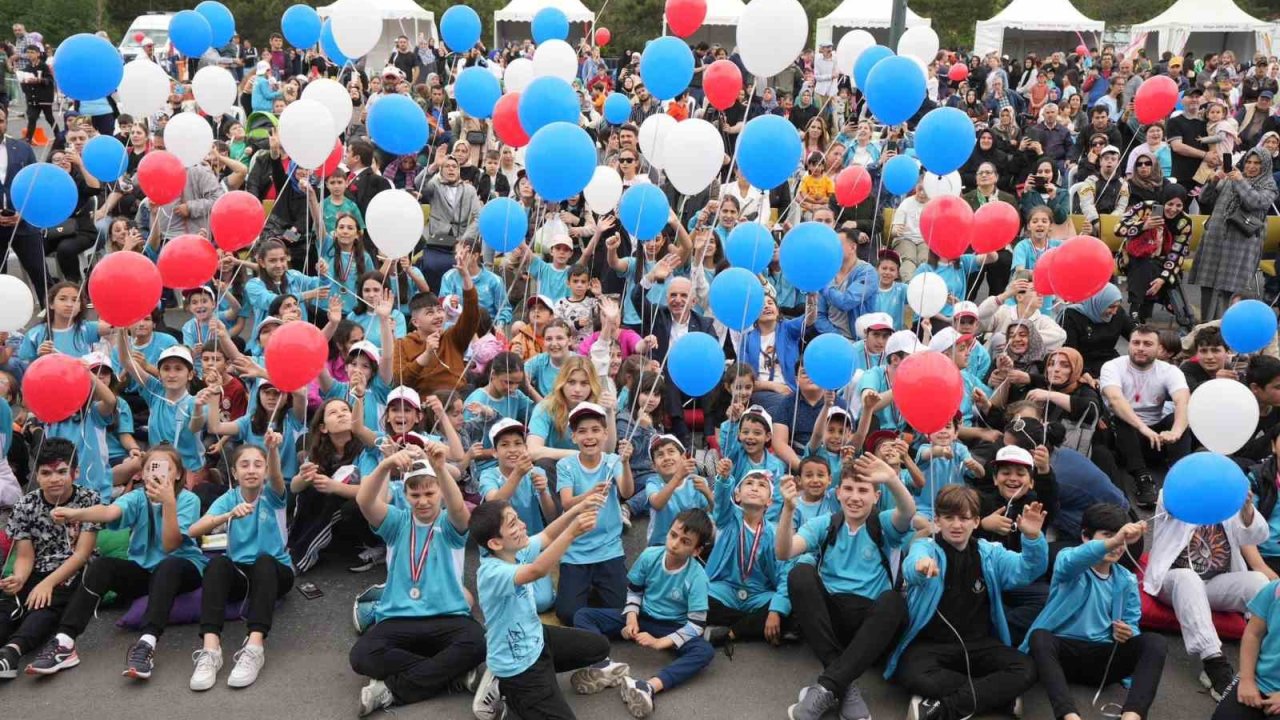 Ümraniyeli çocuklar 19 Mayıs’ta ’En Şen Festival’de doyasıya eğlendi