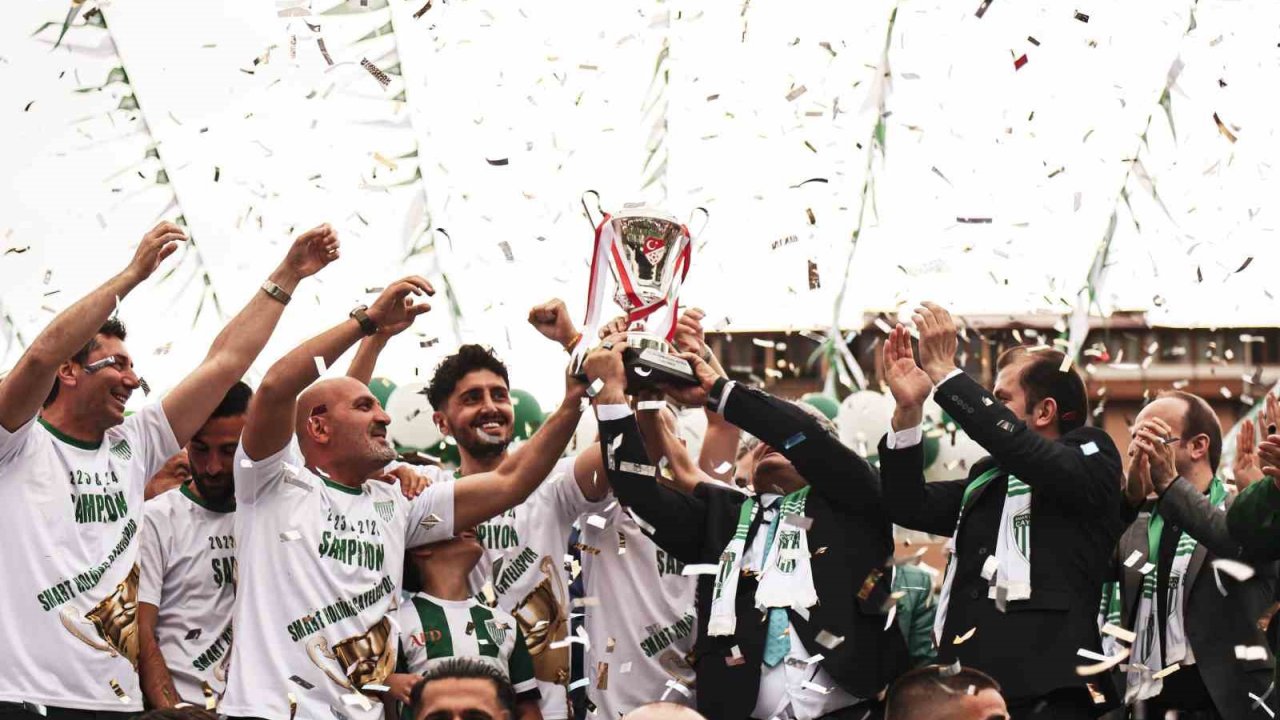 Çayelispor 3. Lig kupasını kaldırdı