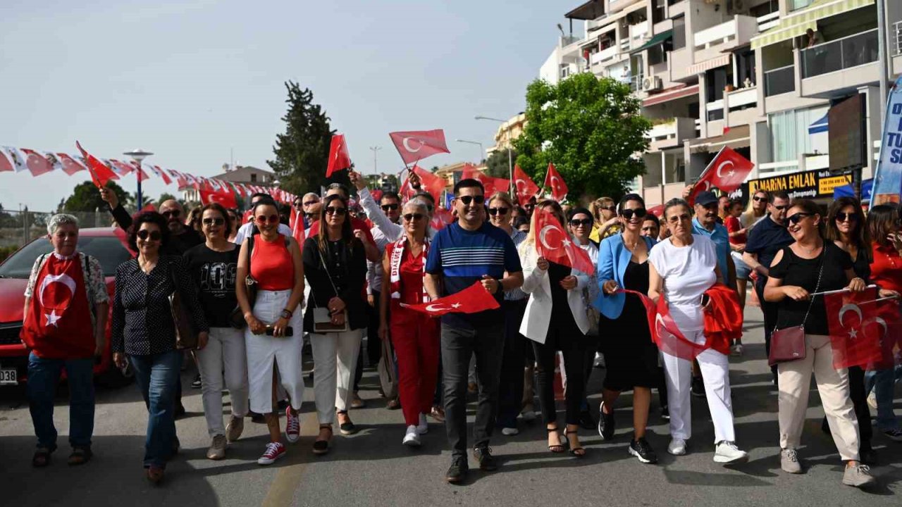 Kuşadası’nda binler Ata’sı için yürüdü