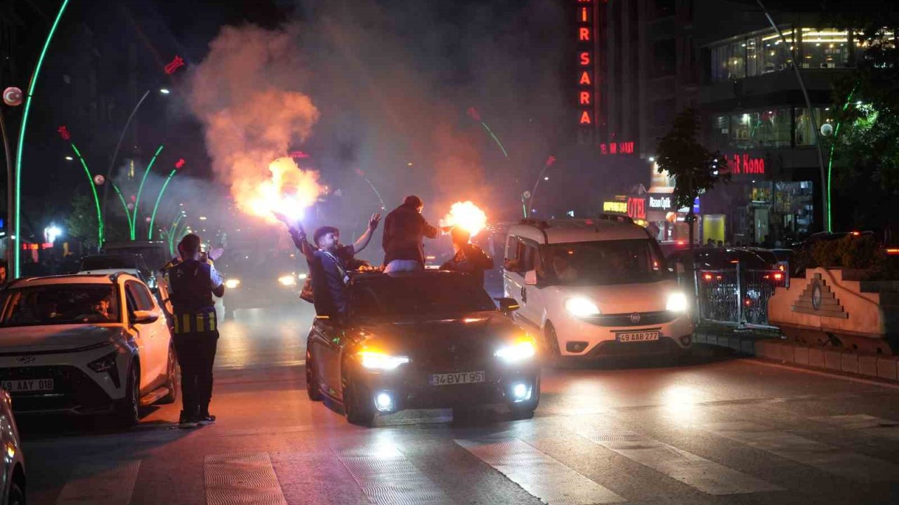 Galatasaraylı taraftarlar takımlarına destek olmak için sokakta şampiyonluk şarkıları söyledi