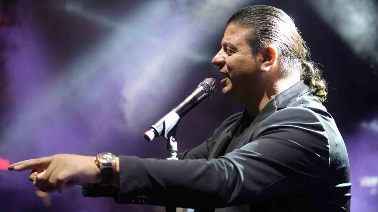 Ünlü şarkıcı Kubat, Kırıkkale’de sahne aldı: Binlerce vatandaş 19 Mayıs’ı böyle kutladı