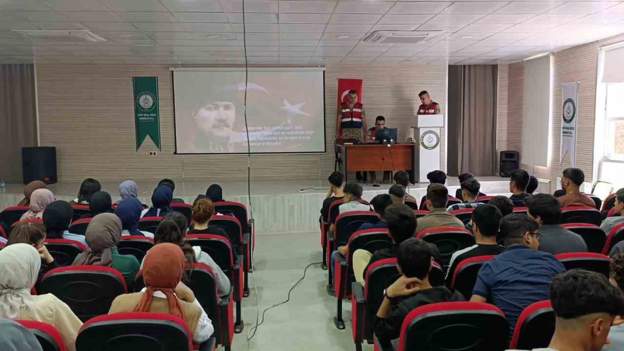 Dicle’de lise öğrencilerine Jandarma ve Sahil Güvenlik Akademisi tanıtımı yapıldı