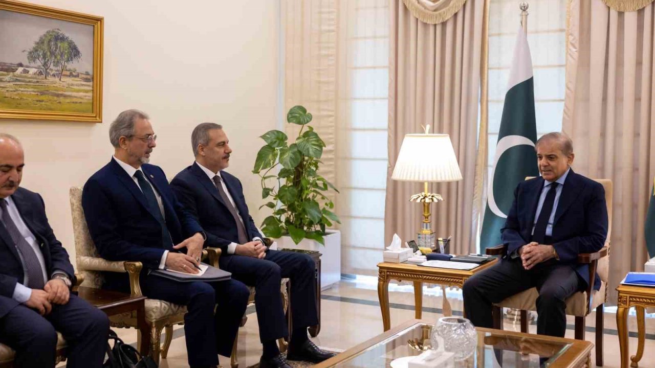 Dışişleri Bakanı Fidan Pakistan Başbakanı Şerif ile görüştü