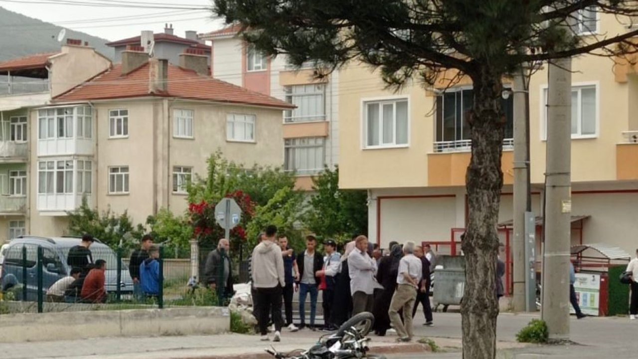 Hafif ticari araç ile motosiklet çarpıştı: 3 yaralı