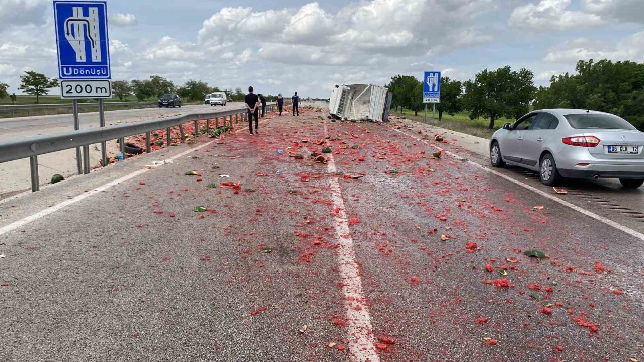 Kamyonet devrildi, kasadaki karpuzlar yola saçıldı: 2 yaralı