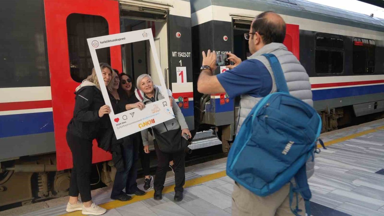 “Turistik Tuz Ekspresi” ilk seferinde yolculardan tam not aldı,