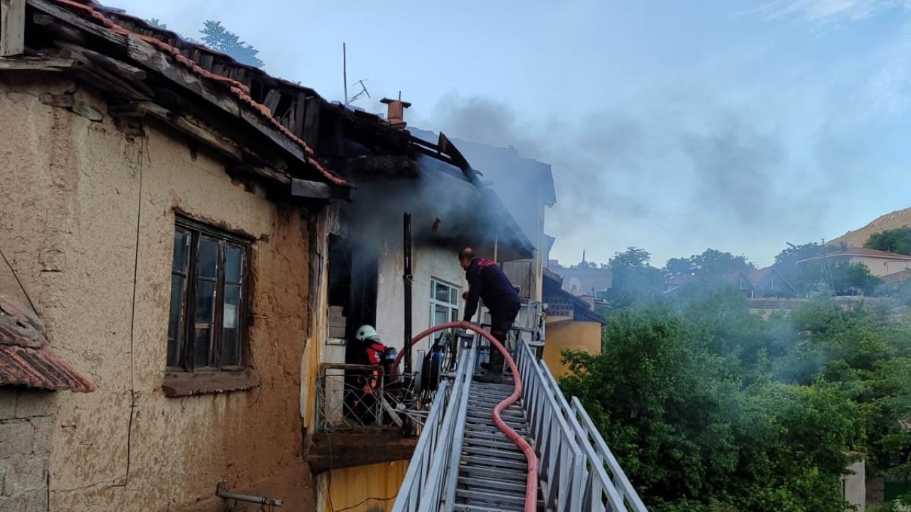 Malatya’da ev yangını, 2 kişi dumandan etkilendi