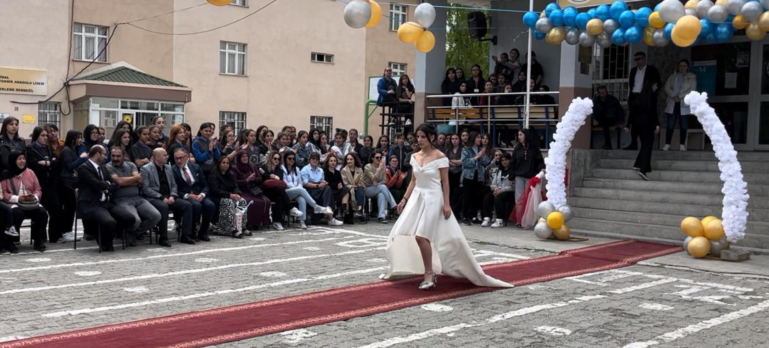 Kars'ta 'Modacılar' yıl sonu defilesi düzenledi!