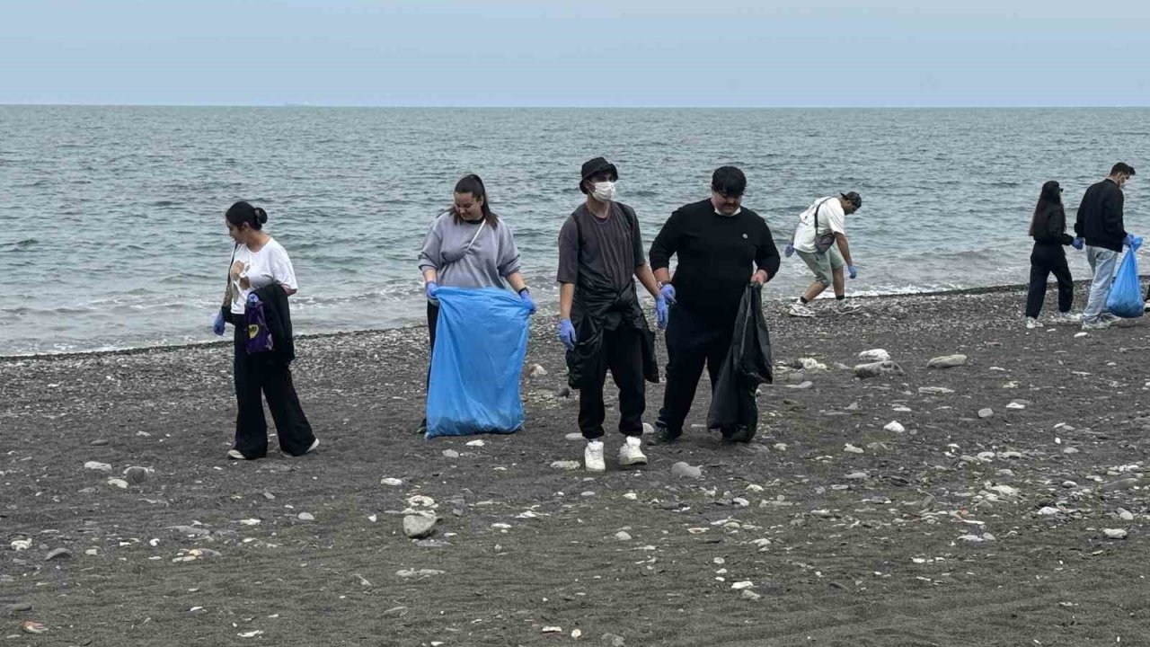 Öğrenciler sahilden poşet poşet çöp topladı