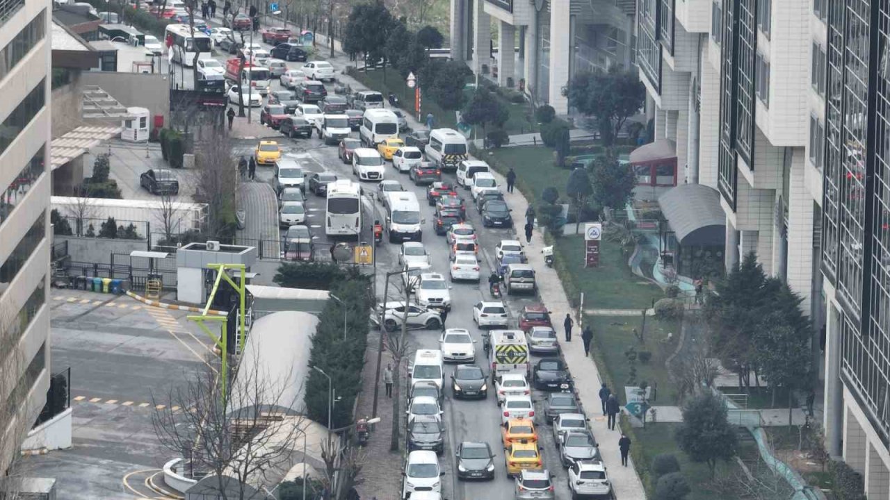İstanbul’da taşıt yoğunluğu dikkat çekiyor, 53 ilin toplamı kadar araç trafiğe kayıtlı
