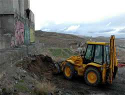 Kars'ta Anıtın Yıkımı İçin Şantiye Kuruldu