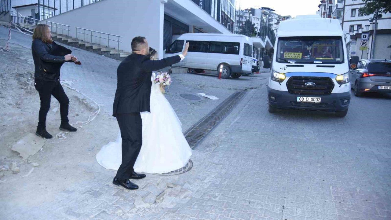 Artvin’de gelin ve damat düğünlerine dolmuşla gitti