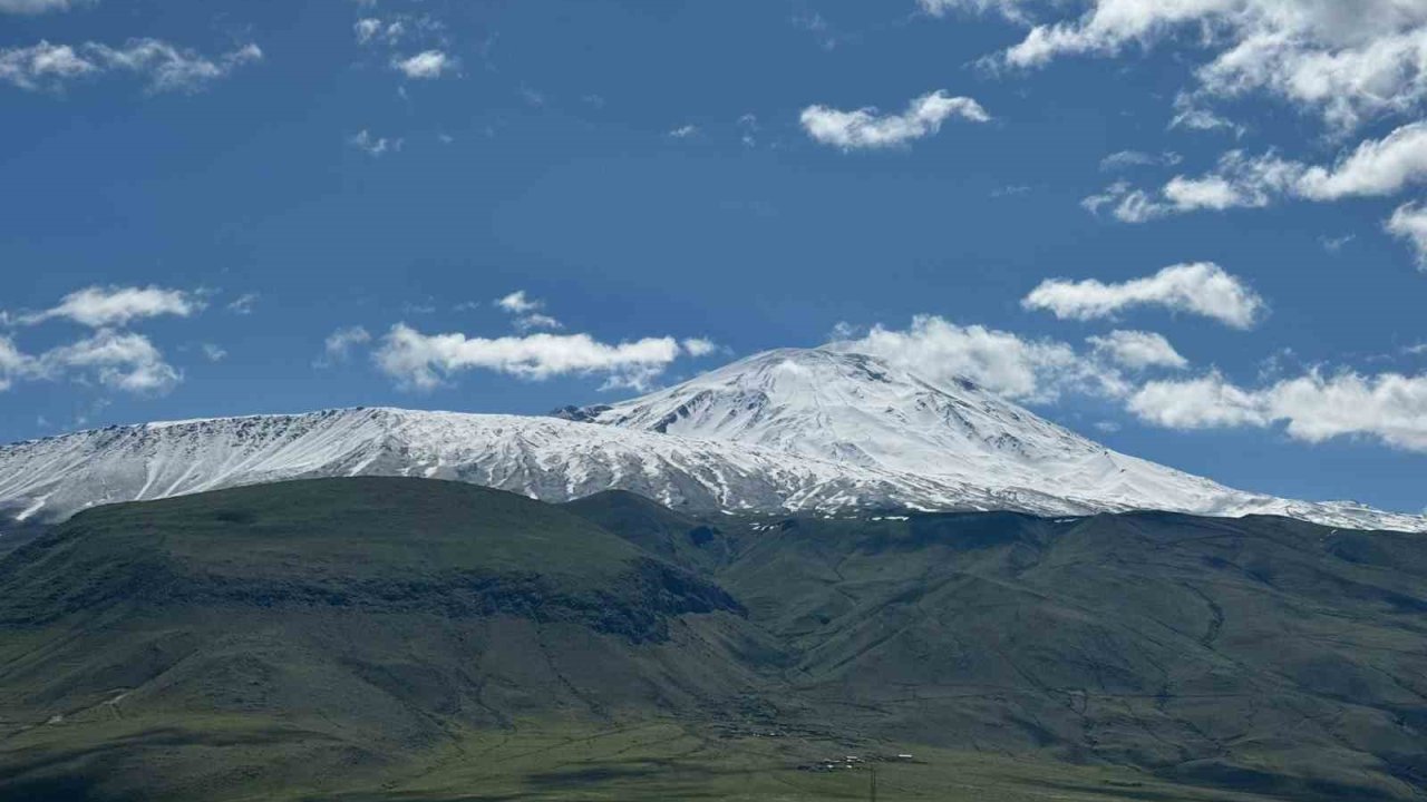 Mayıs ayında Ağrı Dağı’na kar yağdı