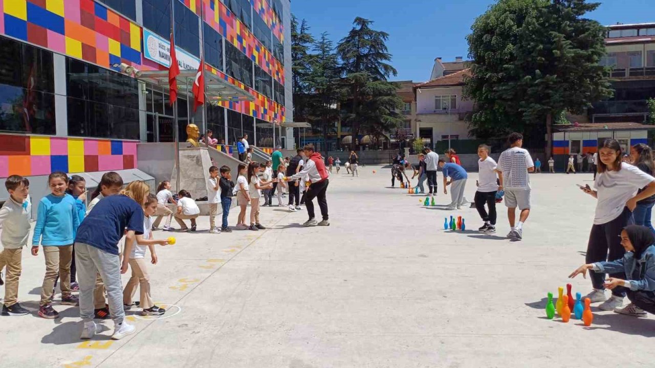 Geleneksel çocuk oyunları oynadılar