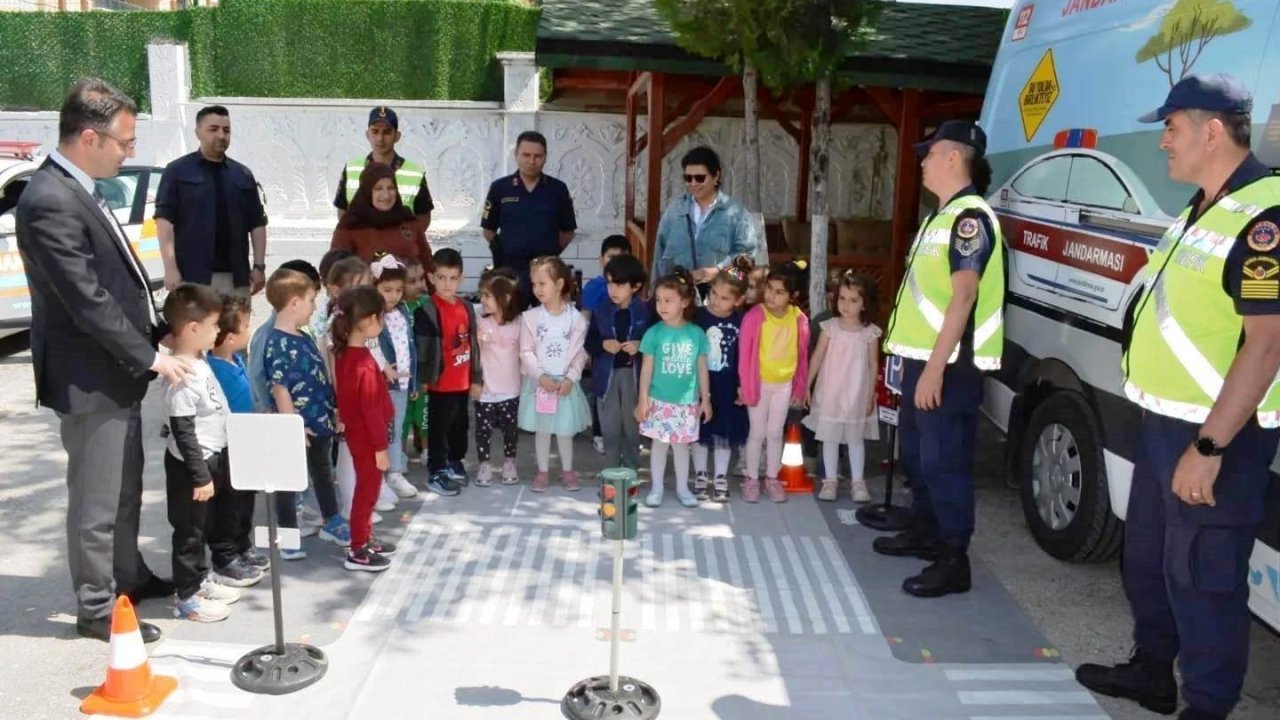 Kulu’da jandarmadan anaokulu öğrencilerine trafik eğitimi