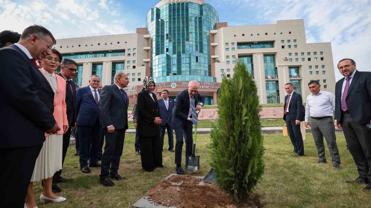 TBMM Başkanı Kurtulmuş, Hoca Ahmet Yesevi Uluslararası Türk-Kazak Üniversitesini ziyaret etti