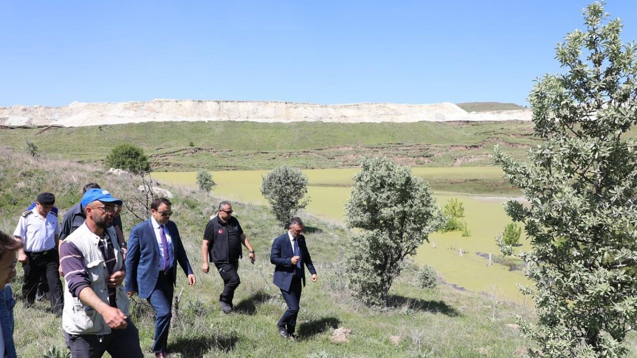 Vali Işın, su baskını nedeniyle kapanan Seyitömer yolunda incelemelerde bulundu