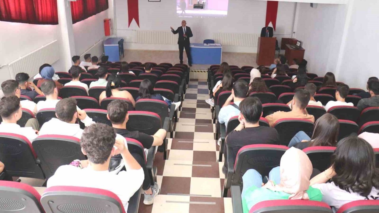Belediye Başkanı Demirtaş, Hisarcık MYO’da kariyer dersinin konuğu oldu