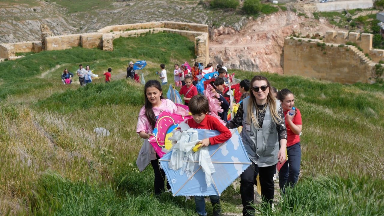 Tarihi kalenin surları öğrencilerin rengarenk uçurtmalarıyla renklendi