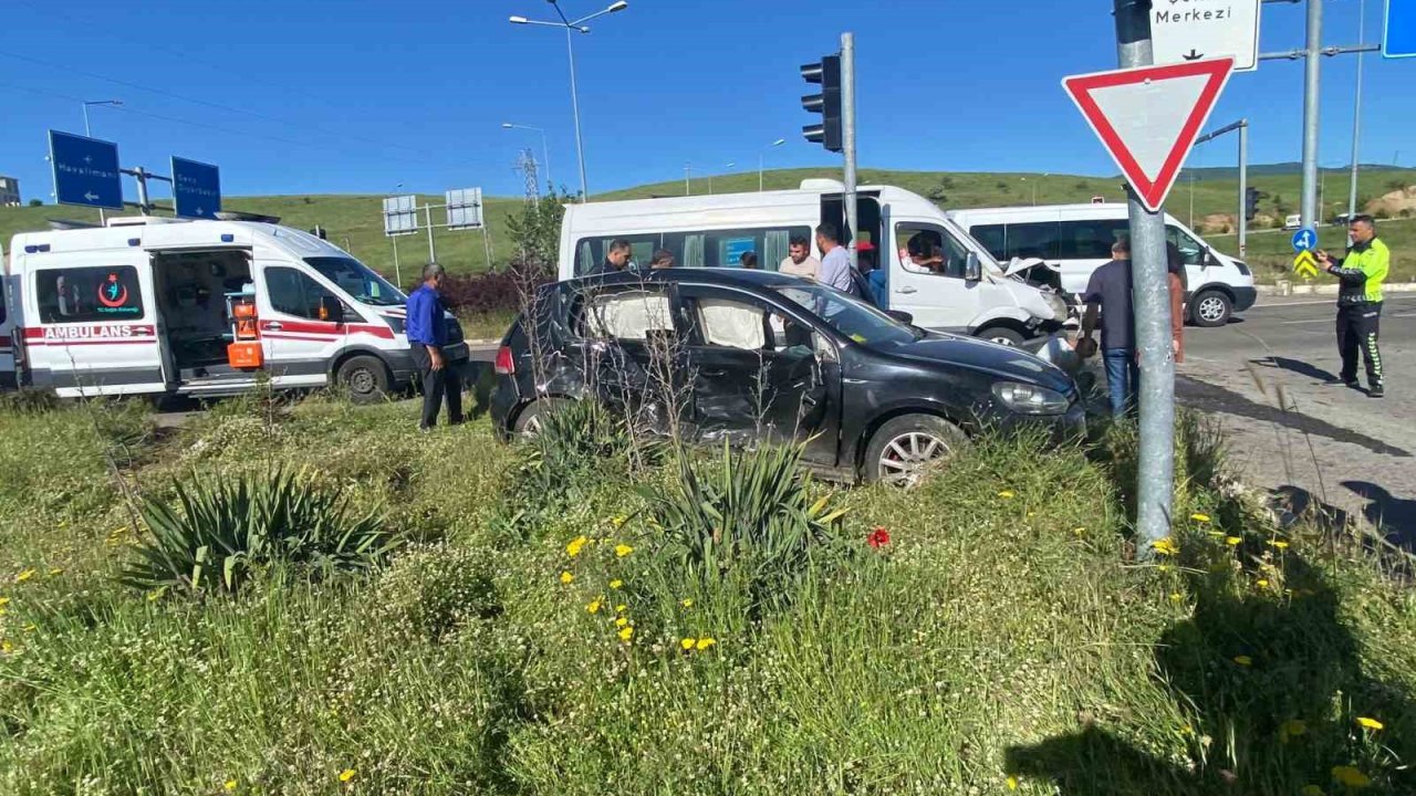 Bingöl’de otomobil ile minibüs çarpıştı: 9 yaralı