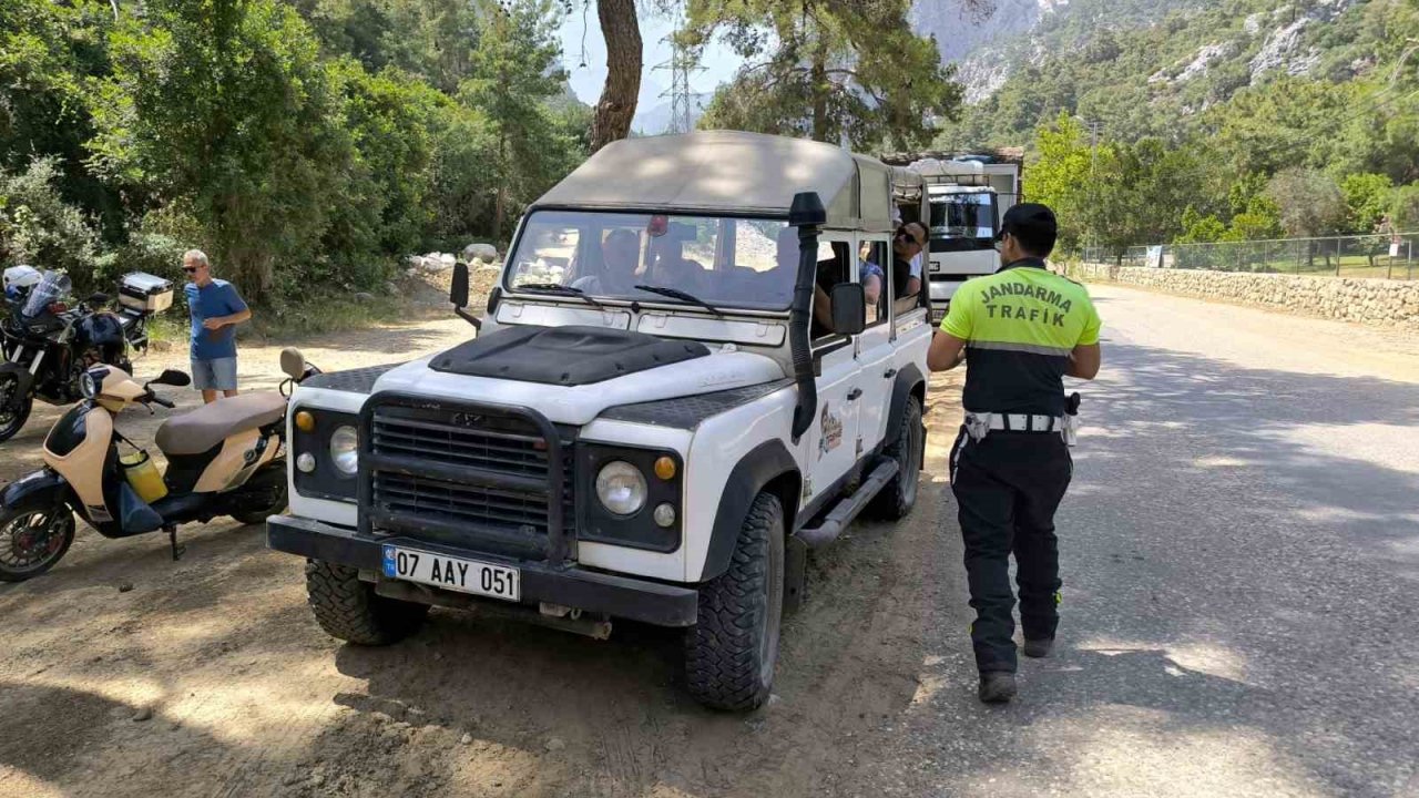 Jandarma’dan safari araçlarına yönelik denetim ve bilgilendirme yapıldı