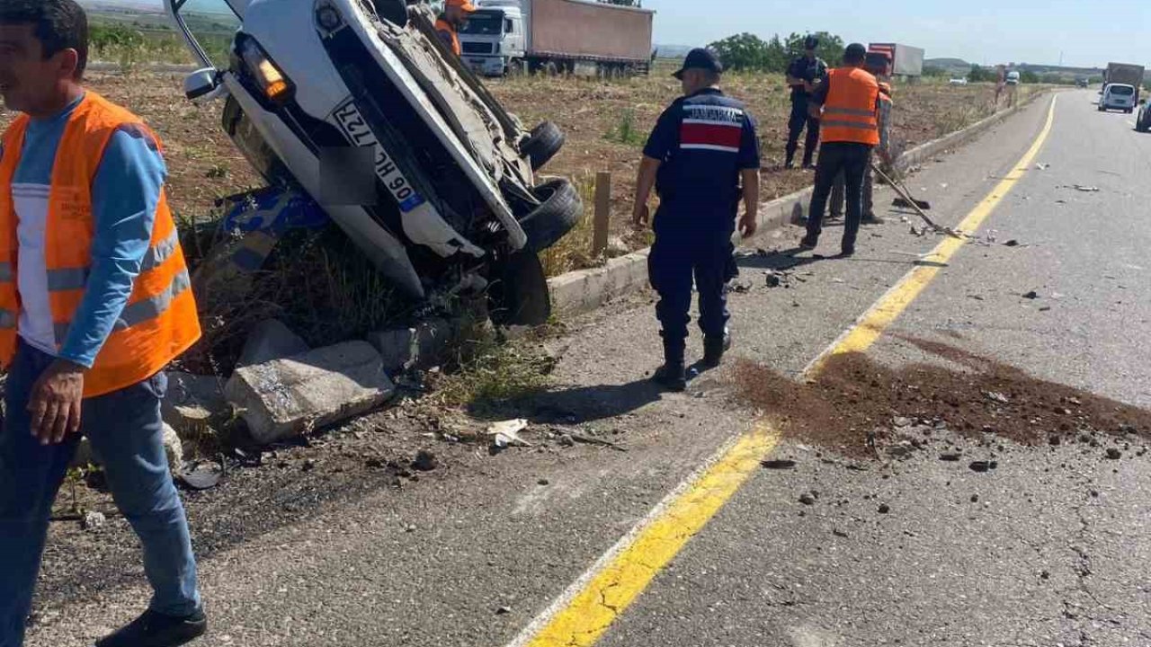 Diyarbakır’da iki otomobil kafa kafaya çarpıştı: 3 yaralı