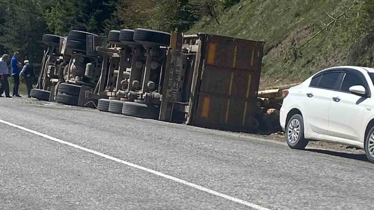 Kastamonu’da tomruk yüklü tır devrildi: 1 yaralı