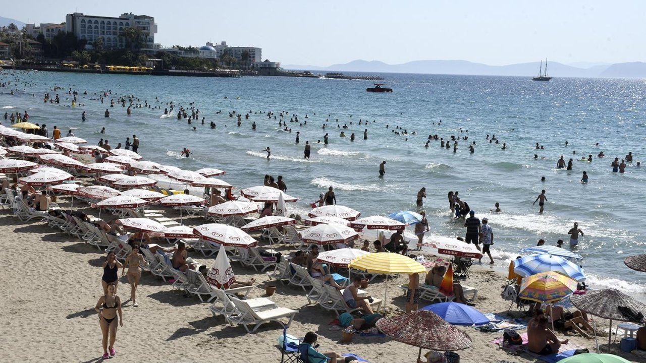 Kuşadası’nda şezlong ve şemsiyelerin ücretsiz olması tatilcileri memnun etti