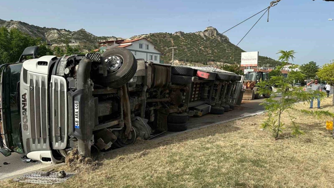 Burdur’da tomruk yüklü kamyon devrildi, yol trafiğe kapandı