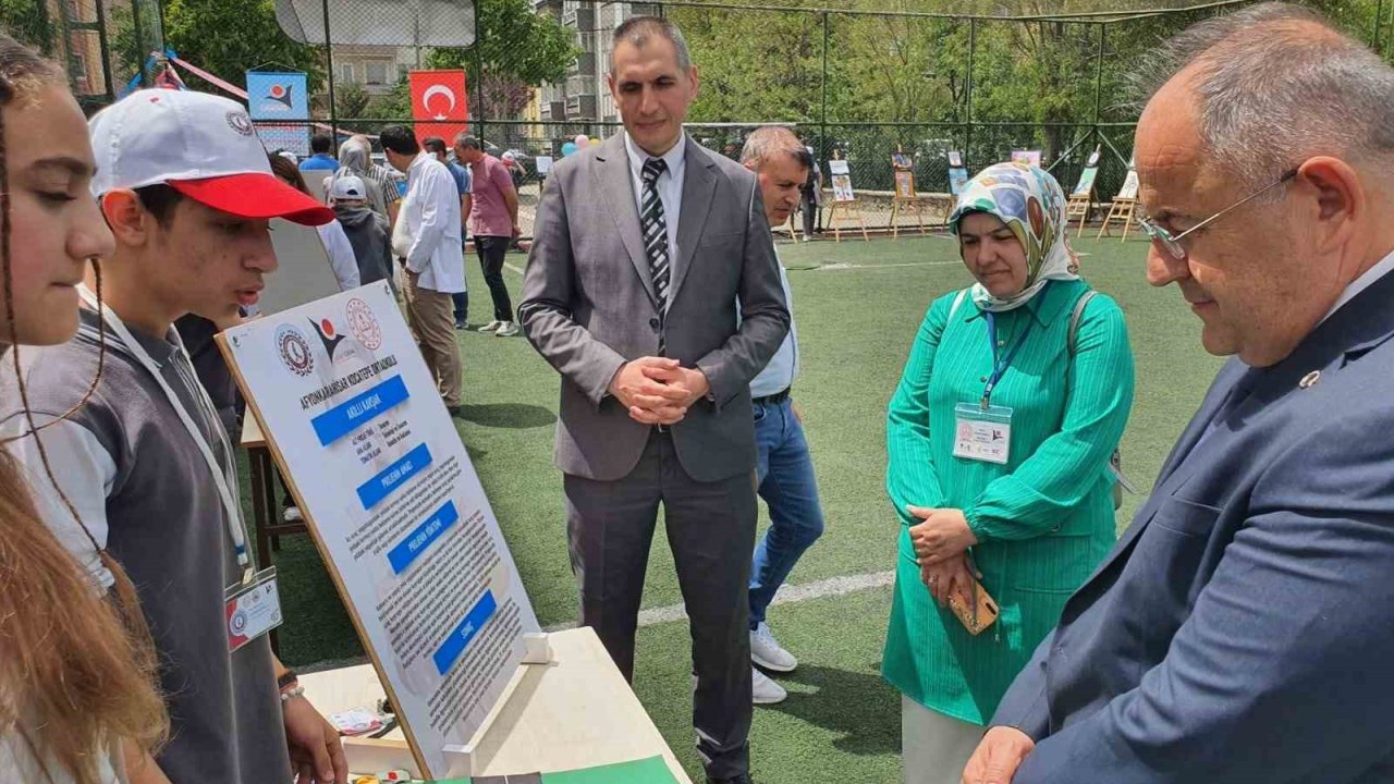 Kocatepe Ortaokulu’nda TÜBİTAK 4006 Bilim Fuarı açıldı