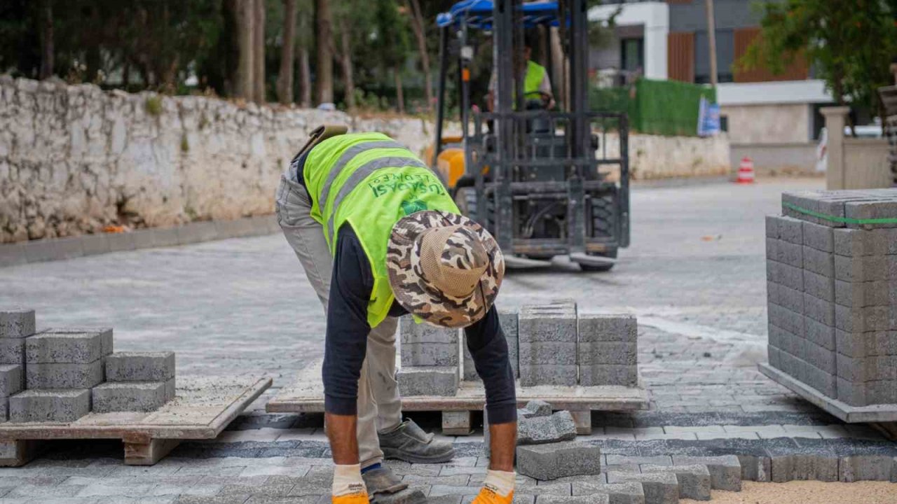 Kuşadası Belediyesi yol yapım çalışmalarına devam ediyor