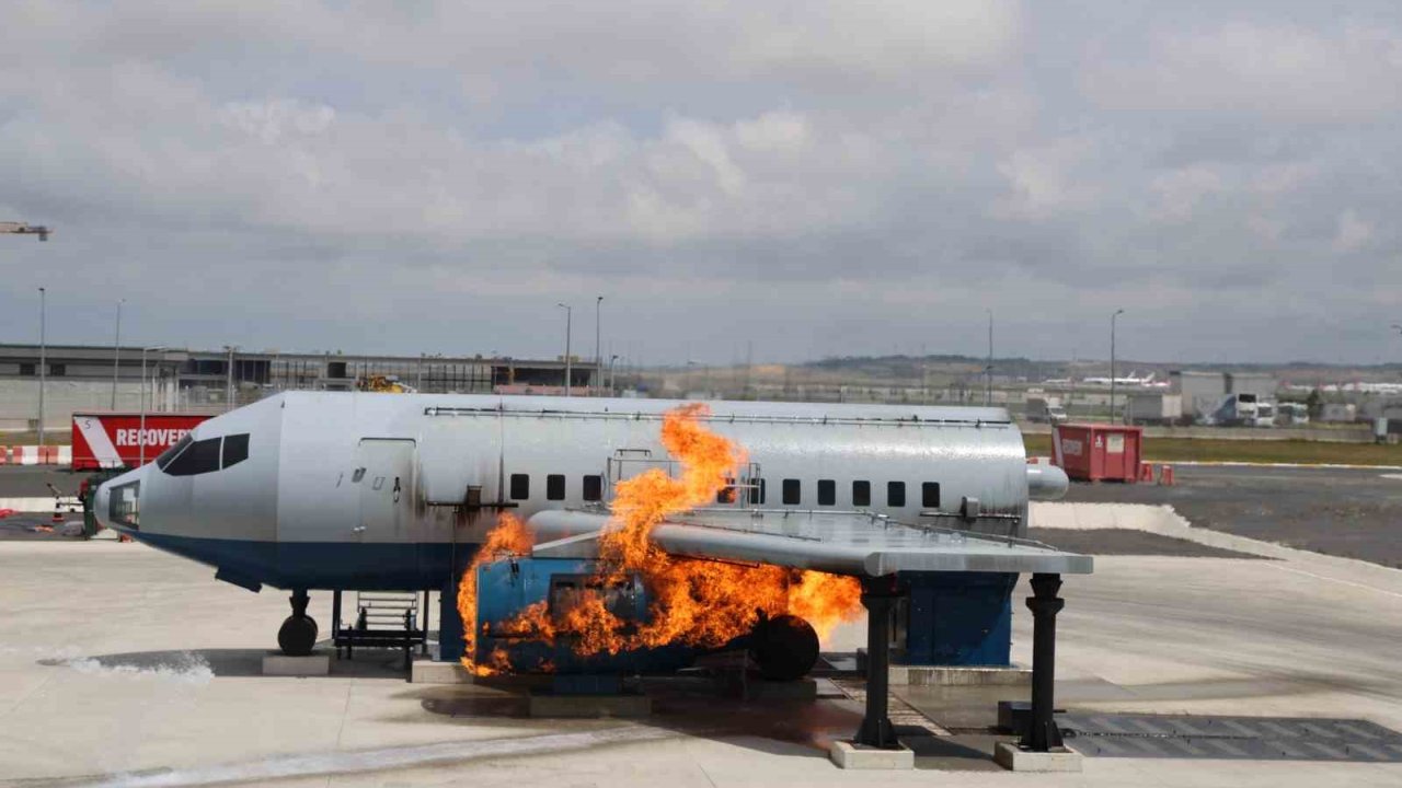 İstanbul Havalimanı’nda gerçeğini aratmayan yangın tatbikatı