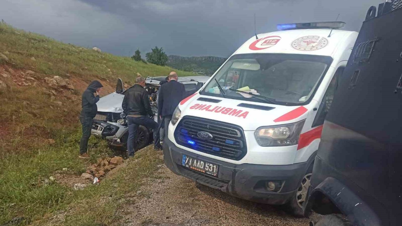 Hafriyat kamyonu ile polis aracı çarpıştı: 1 yaralı