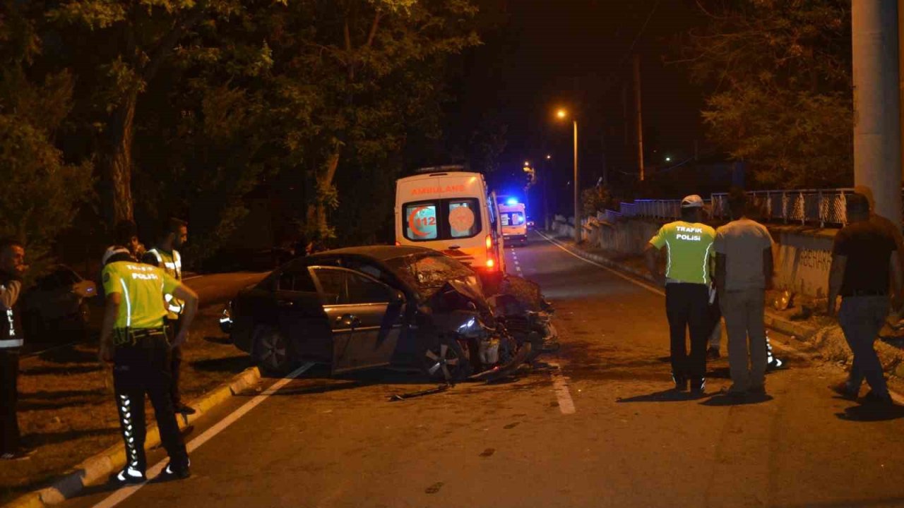 Konya’da otomobil aydınlatma direğine çarptı: 4 yaralı