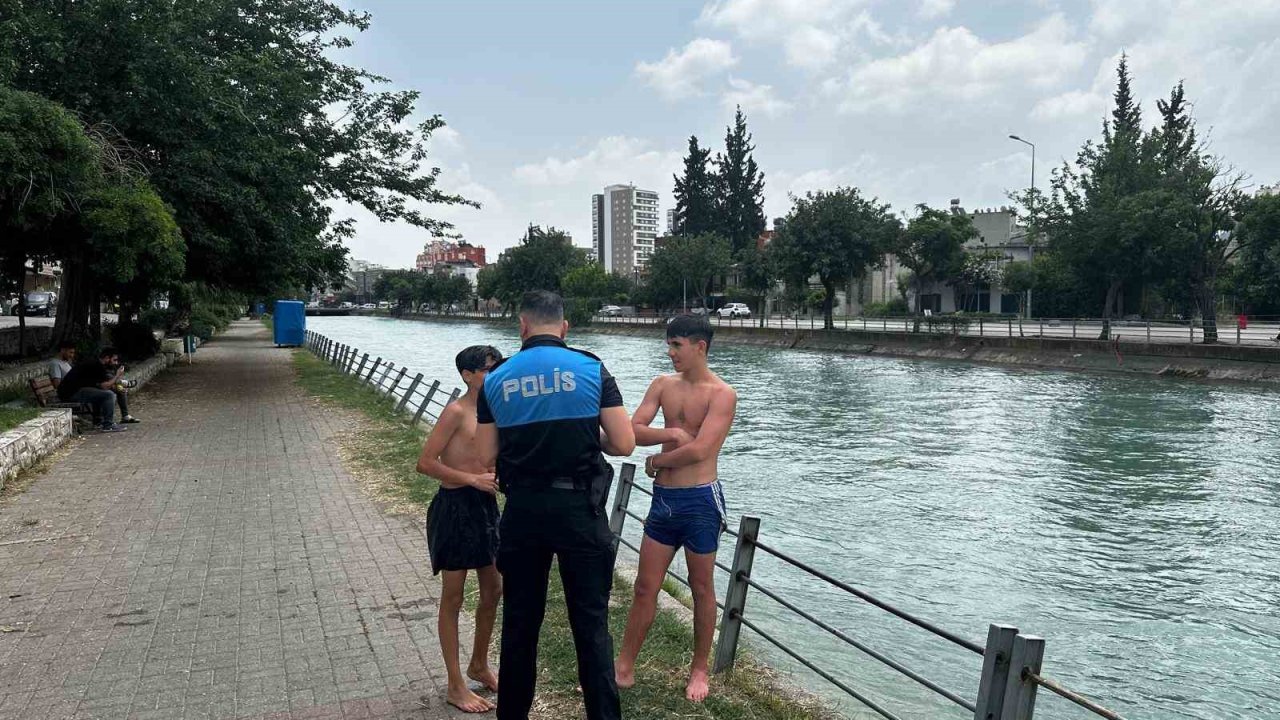 Adana’da polis sulama kanalına giren gençleri uyardı