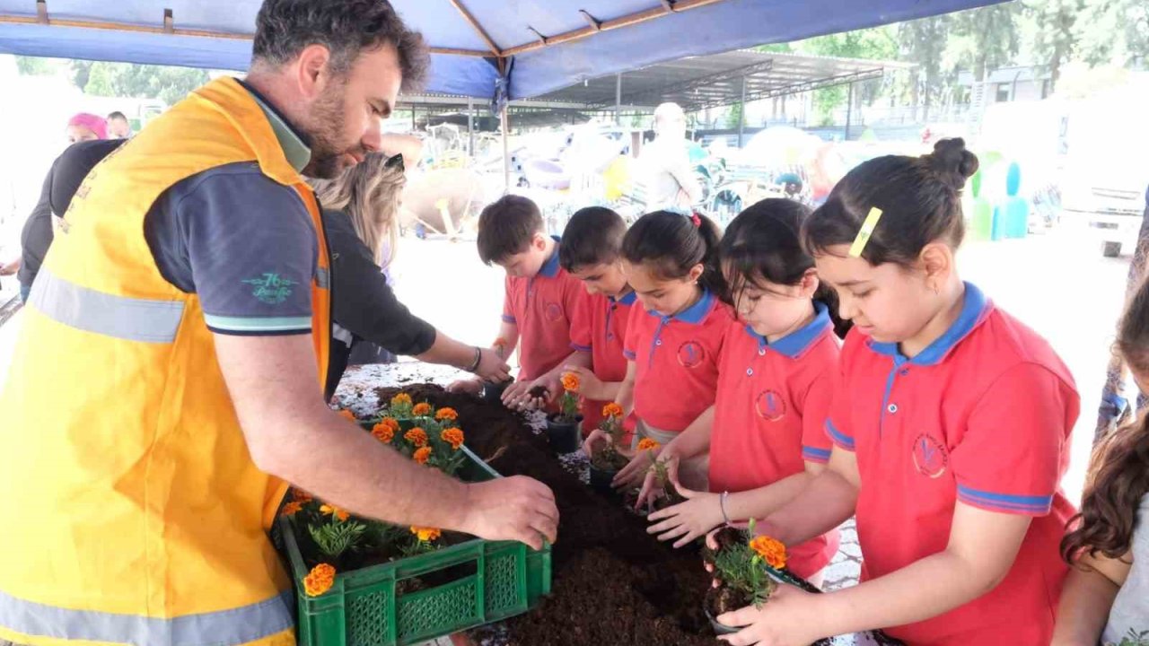 Öğrenciler Büyükşehir Belediyesi’nin fidanlığında ders işledi