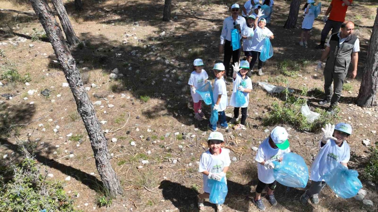 Çocuklar, ormanlık alanda temizlik yaptı