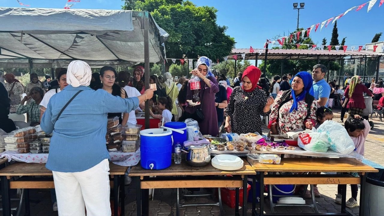 Öğrenci velileri okulları için hayır satışında buluştu