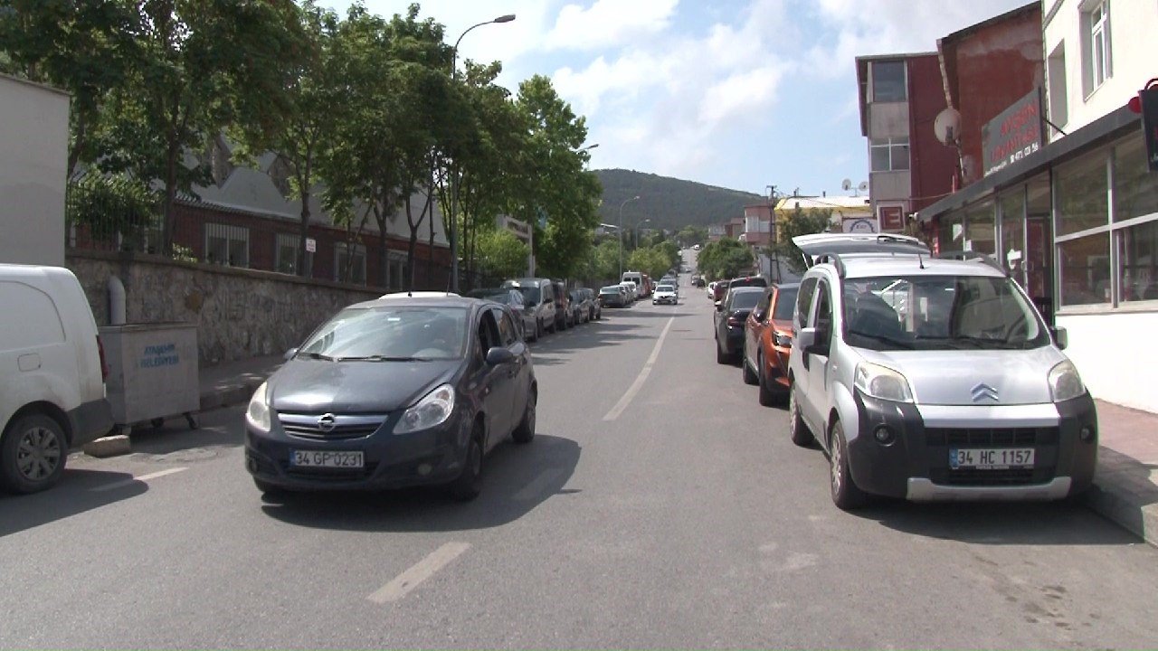 Ataşehir’de park halindeki kamyonetin çalınma anı kamerada