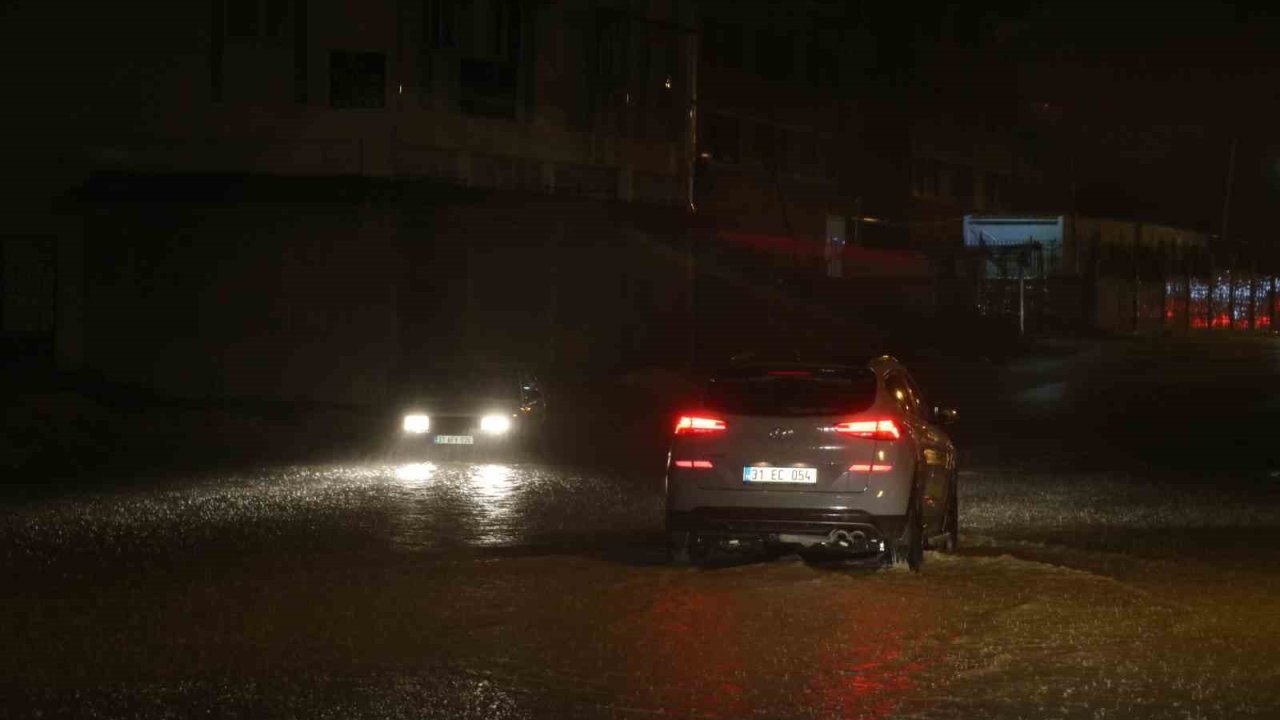 Meteorolojinin turuncu kodlu uyarı verdiği Hatay’da bardaktan boşalırcasına yağmur yağdı