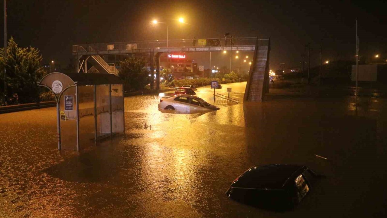 Hatay’da caddeler göle döndü, araçlar suya gömüldü