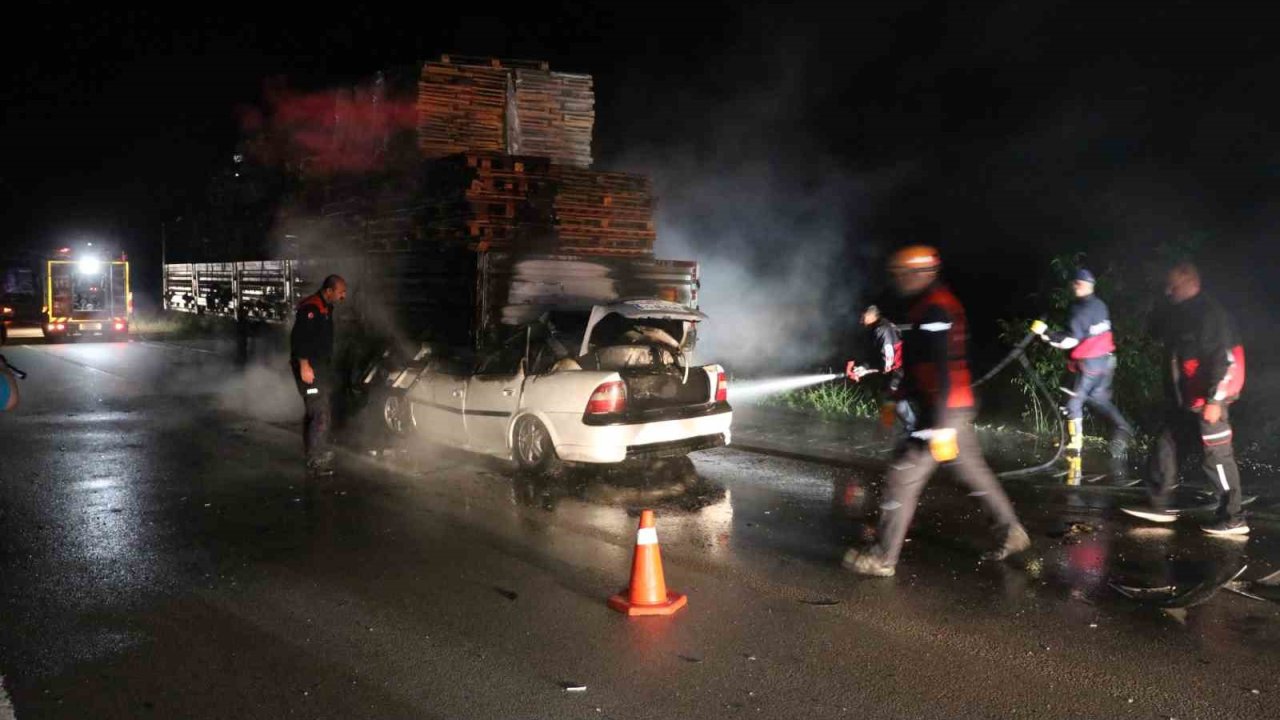 Tıra ok gibi saplanan otomobil alev alev yandı: 1 ölü