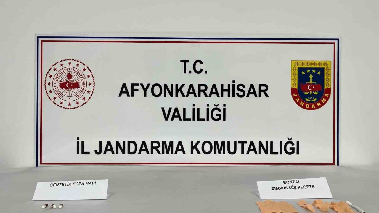 Uyuşturucu kullanırken jandarmaya yakalandılar