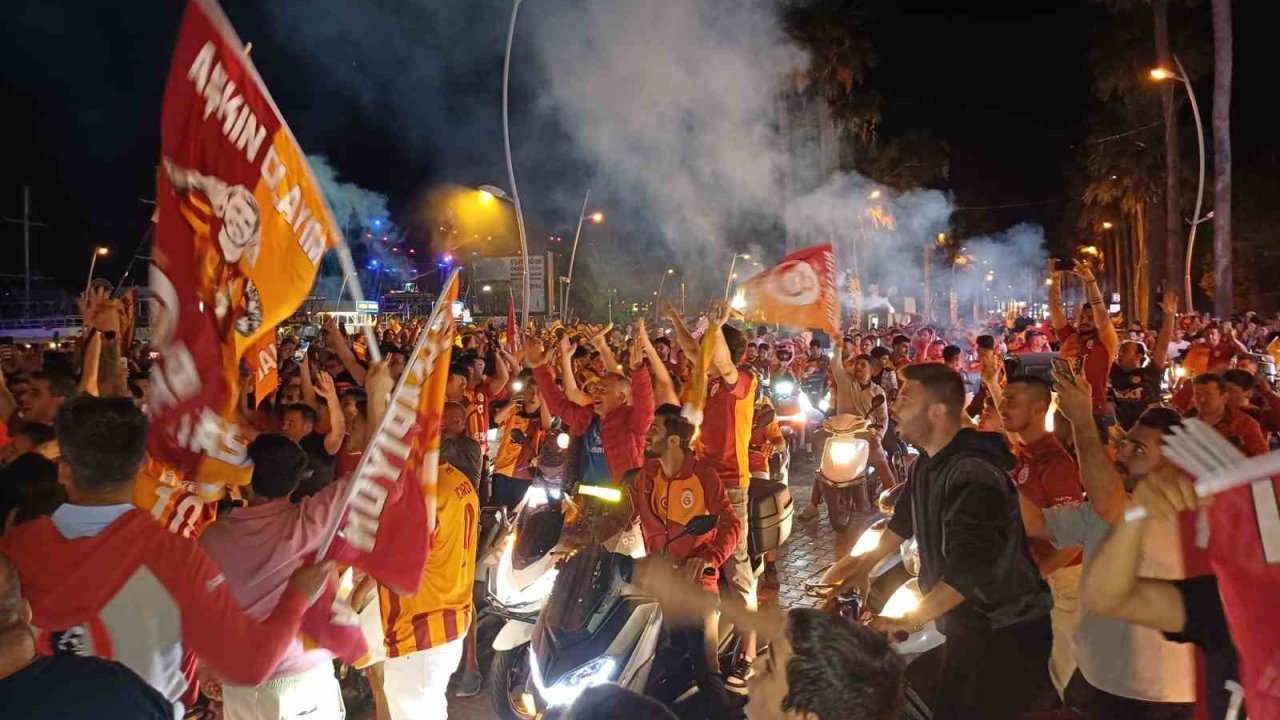 Marmaris’te Galatasaray taraftarları şampiyonluğu kutluyor