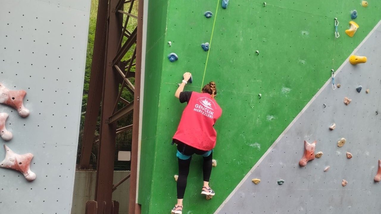 Olimpik tırmanma duvarına çıkan gençler adrenalini yaşadı