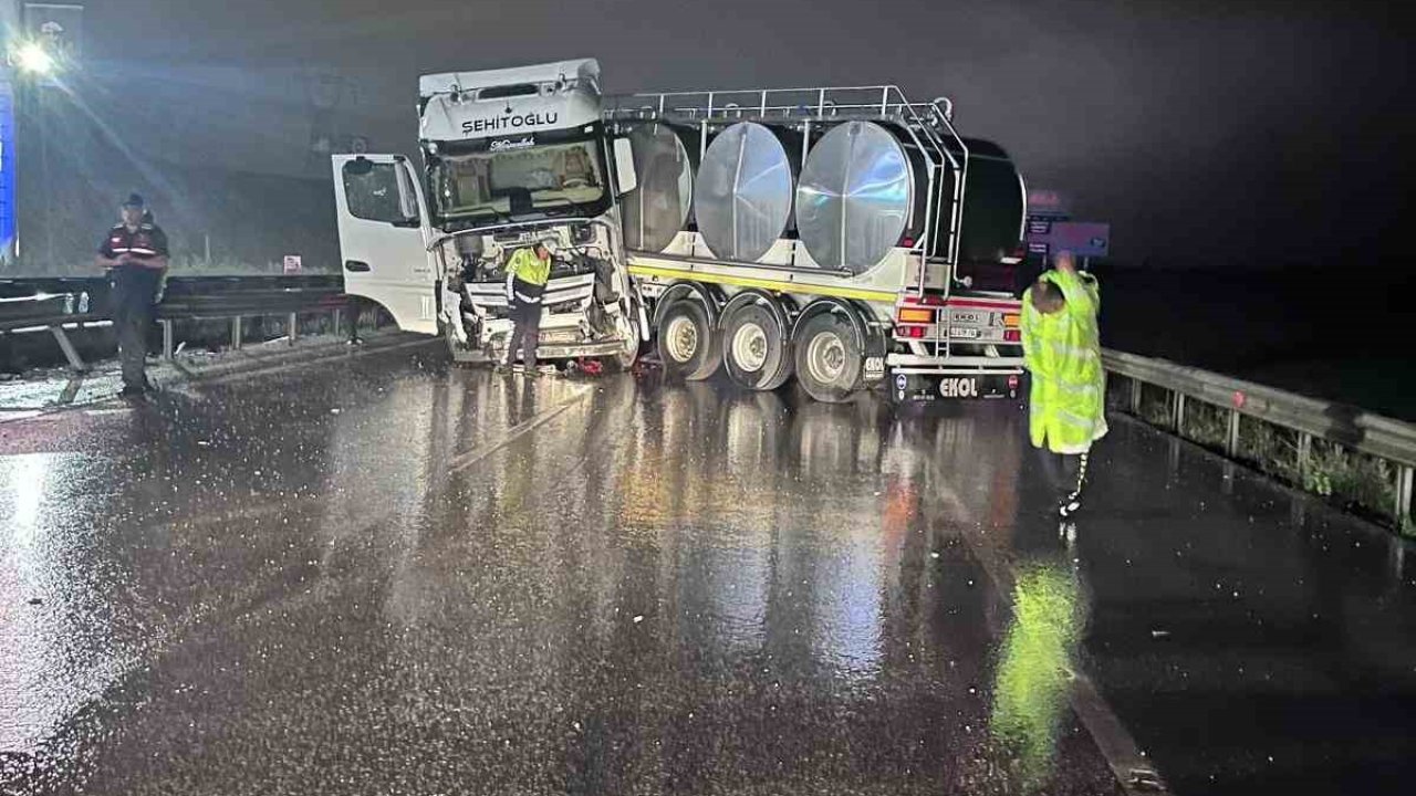 Bariyerlere çarpan tankerde 2 kişi yaralandı