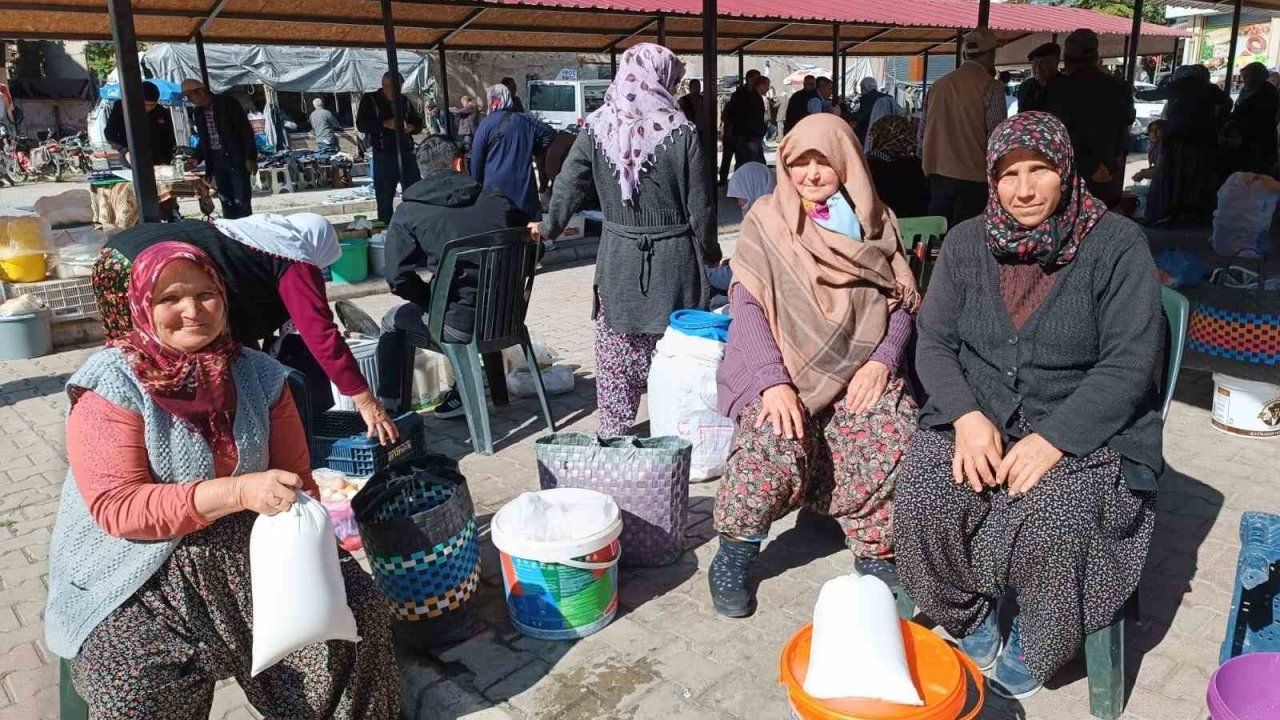 Semt pazarında satılan yöresel ürünlere yoğun talep