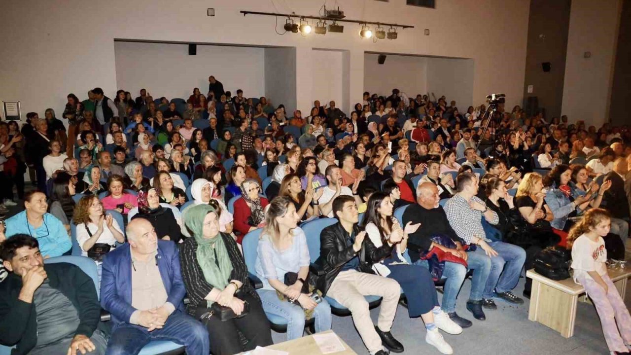 Kiraz Çiçeği Korosu’ndan muhteşem konser