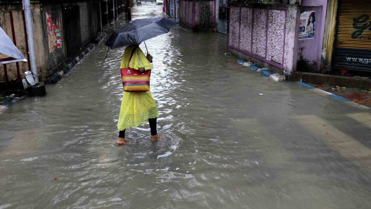 Hindistan ve Bangladeş’i Remal Tropikal Kasırgası vurdu: 16 ölü