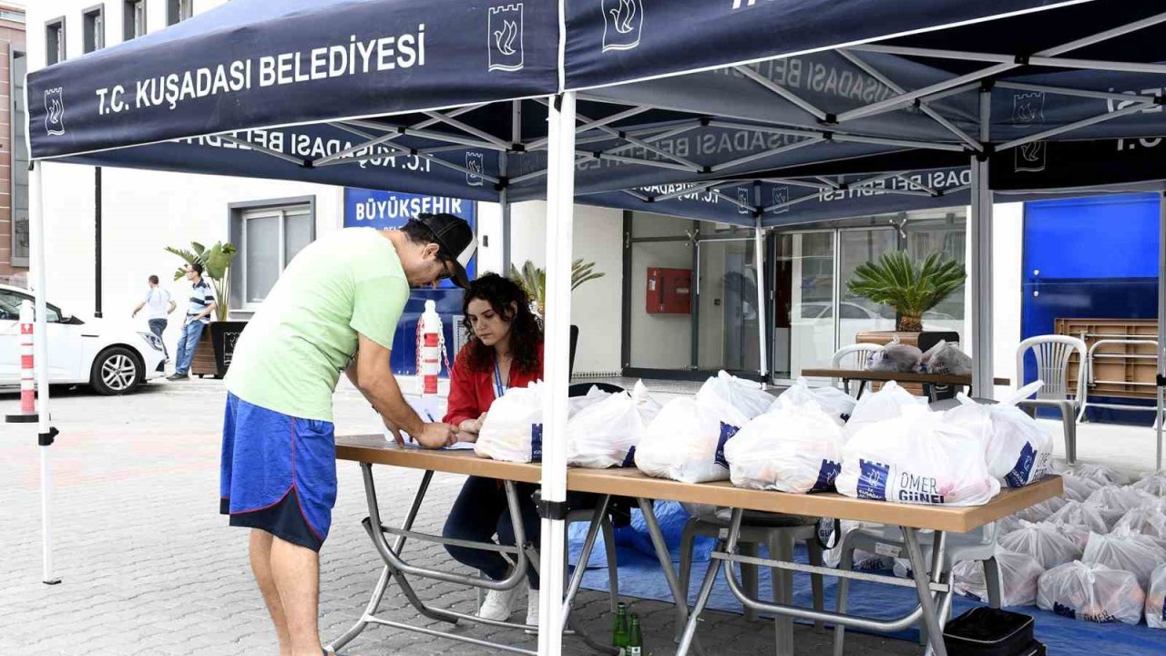 Beslenme çantalarını bu yıl da Kuşadası Belediyesi doldurdu